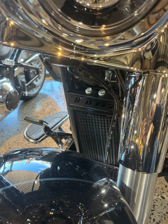 top mounting point for Harley Davidson Heritage Classic 117 in the black rad guard
